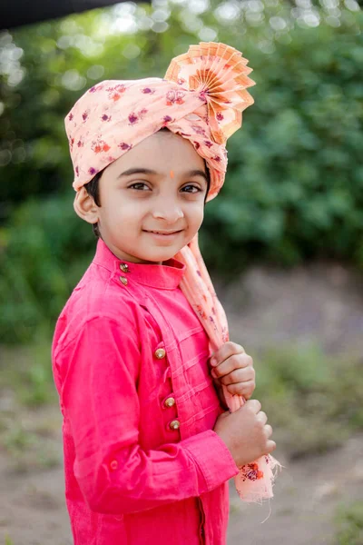 Ευτυχισμένος Ινδιάνος Αγρότης Γιος Φοράει Σέρα Μαχαραστριανά Παιδιά Χαρούμενα Παιδιά — Φωτογραφία Αρχείου