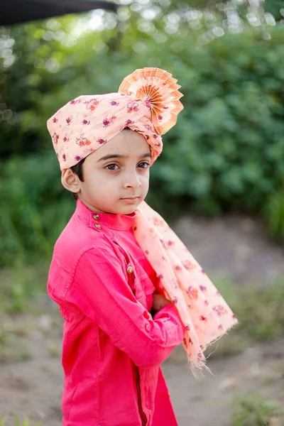 Glade Indiske Landmand Søn Bære Sehra Maharashtrian Børn Glade Rular - Stock-foto