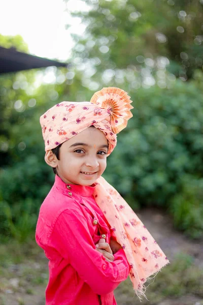 Ευτυχισμένος Ινδιάνος Αγρότης Γιος Φοράει Σέρα Μαχαραστριανά Παιδιά Χαρούμενα Παιδιά — Φωτογραφία Αρχείου
