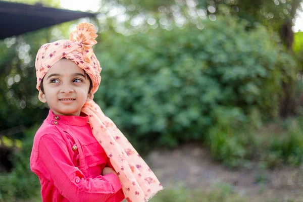 Szczęśliwy Indyjski Farmer Syn Nosić Sehra Maharashtrian Dzieci Szczęśliwy Rular — Zdjęcie stockowe
