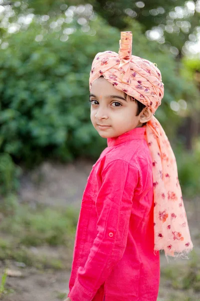 幸せなインドの農夫の息子ウェアラ マハラシュトラの子供 幸せな円形の子供 — ストック写真