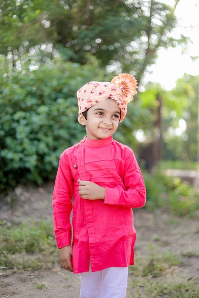 Glad Indian Bonde Son Bär Sehra Maharashtrian Barn Glada Rular — Stockfoto