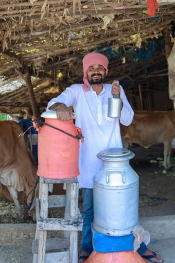 Mutlu Hintli çiftçi çiftlikte süt satıyor - süt üretimi kavramı tarım otobüsleri, kırsal Hindistan, büyüme ve tarım