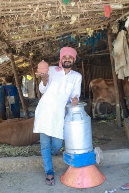 Mutlu Hintli çiftçi çiftlikte süt satıyor - süt üretimi kavramı tarım otobüsleri, kırsal Hindistan, büyüme ve tarım