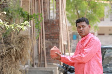 Hintli çiftçi elinde rupi tutuyor