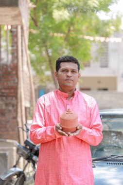 Hintli çiftçi elinde rupi tutuyor