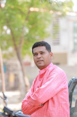 Mutlu Hintli adam cep telefonunda tüttürüyor