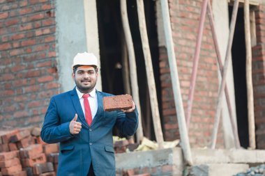 İnşaat şantiyesinde çalışan güvenlik üniformalı inşaat mühendisi portresi inşaat alanında inşaat işçisi kontrol ve kontrol projesi, yeni proje mimari mühendisliği.