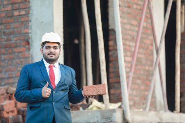 İnşaat şantiyesinde çalışan güvenlik üniformalı inşaat mühendisi portresi inşaat alanında inşaat işçisi kontrol ve kontrol projesi, yeni proje mimari mühendisliği.