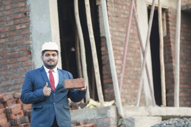 İnşaat şantiyesinde çalışan güvenlik üniformalı inşaat mühendisi portresi inşaat alanında inşaat işçisi kontrol ve kontrol projesi, yeni proje mimari mühendisliği.