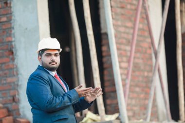 İnşaat şantiyesinde çalışan güvenlik üniformalı inşaat mühendisi portresi inşaat alanında inşaat işçisi kontrol ve kontrol projesi, yeni proje mimari mühendisliği.