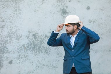 İnşaat şantiyesinde çalışan güvenlik üniformalı inşaat mühendisi portresi inşaat alanında inşaat işçisi kontrol ve kontrol projesi, yeni proje mimari mühendisliği.