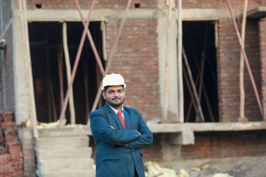 İnşaat şantiyesinde çalışan güvenlik üniformalı inşaat mühendisi portresi inşaat alanında inşaat işçisi kontrol ve kontrol projesi, yeni proje mimari mühendisliği.