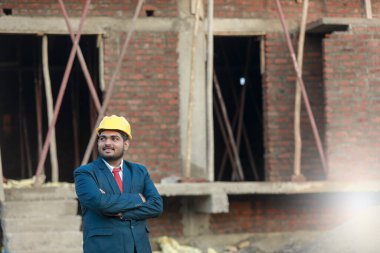 İnşaat şantiyesinde çalışan güvenlik üniformalı inşaat mühendisi portresi inşaat alanında inşaat işçisi kontrol ve kontrol projesi, yeni proje mimari mühendisliği.