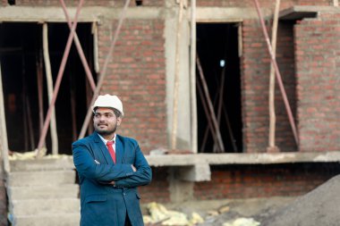 İnşaat şantiyesinde çalışan güvenlik üniformalı inşaat mühendisi portresi inşaat alanında inşaat işçisi kontrol ve kontrol projesi, yeni proje mimari mühendisliği.