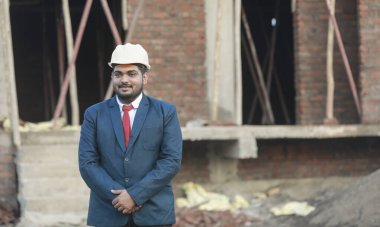 İnşaat şantiyesinde çalışan güvenlik üniformalı inşaat mühendisi portresi inşaat alanında inşaat işçisi kontrol ve kontrol projesi, yeni proje mimari mühendisliği.