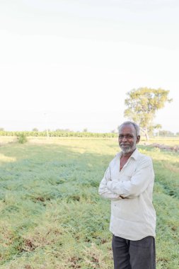 Hintli nohut çiftçisi, mutlu Hintli fakir çiftçi.