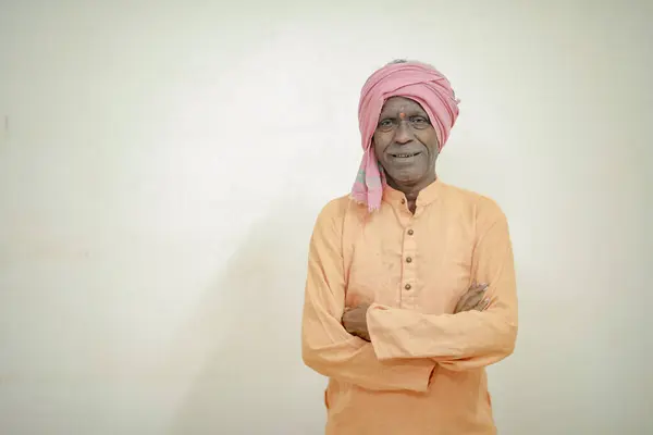 Mutlu Hintli fakir çiftçi, yaşlı çiftçi, fakir ve yaşlı çiftçi
