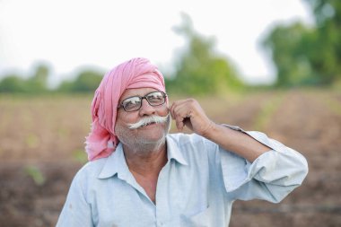 Kıdemli akıllı çiftçi, yaşlı çiftçi, Hintli çiftçi, mutlu çiftçi, başarılı çiftçi tavrı.