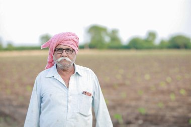 Kıdemli akıllı çiftçi, yaşlı çiftçi, Hintli çiftçi, mutlu çiftçi, başarılı çiftçi tavrı.