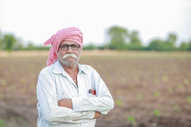 Kıdemli akıllı çiftçi, yaşlı çiftçi, Hintli çiftçi, mutlu çiftçi, başarılı çiftçi tavrı.