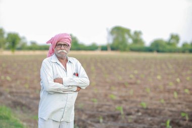 Kıdemli akıllı çiftçi, yaşlı çiftçi, Hintli çiftçi, mutlu çiftçi, başarılı çiftçi tavrı.