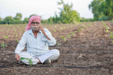 Kıdemli akıllı çiftçi, yaşlı çiftçi, Hintli çiftçi, mutlu çiftçi, başarılı çiftçi tavrı.
