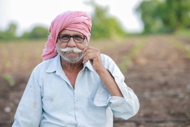 Kıdemli akıllı çiftçi, yaşlı çiftçi, Hintli çiftçi, mutlu çiftçi, başarılı çiftçi tavrı.