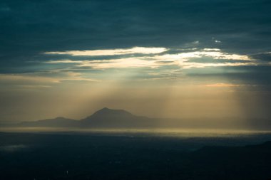 Doğanın büyüleyici senfonisi, büyüleyici bir ışık oyunuyla aydınlanıyor..