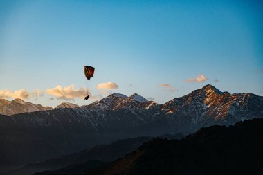 Muhteşem Himalayalar 'ın üzerinde yamaç paraşütünün keyfini çıkarıyorum..