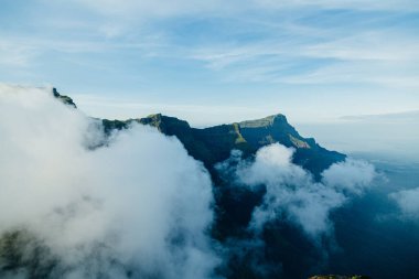 Muson öncesi bulutlar dağı sarar..