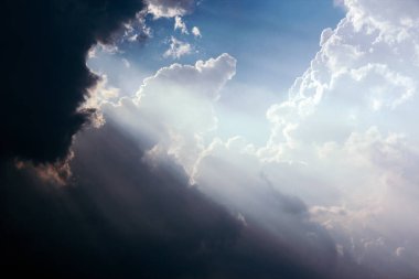 Bulutlardan aydınlatıcı ışık.