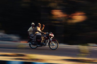 Hız yapan bir aracın hızlı hareketi.