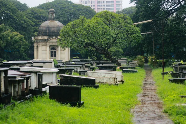 Mumbai, Hindistan 'daki tek Yahudi mezarlığı, dünyanın dört bir yanından gelen katkılarla, Yahudi cemaati içindeki uluslararası dayanışmanın dokunaklı bir kanıtı olarak hizmet vermektedir..