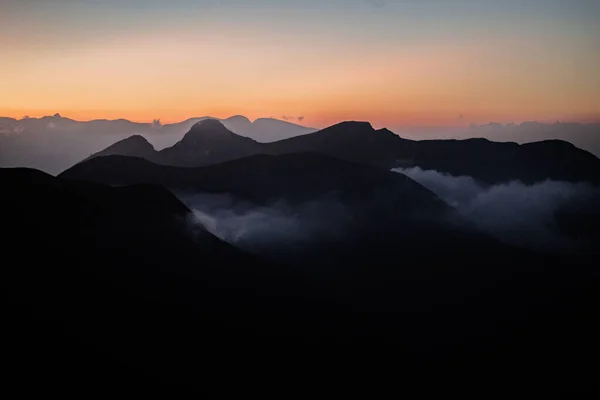 Bezchybný Západ Slunce Maluje Pozadí Siluetami Černých Hor — Stock fotografie