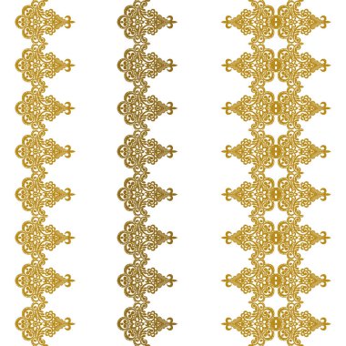 El değmemiş beyaz kumaş arka planda detaylandırılmış altın dantelli yakın çekim.