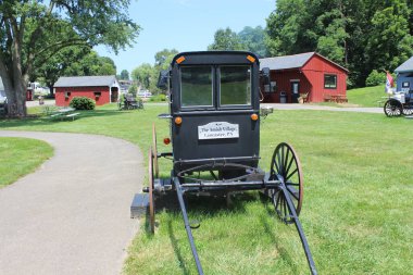 Lancaster, PA, Temmuz 2023 'teki turistik Amish Köyü' ndeki siyah araba.