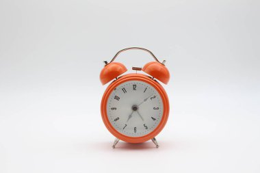 Beyaz arkaplan ile turuncu renk alarm saati