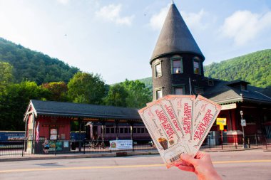 Jim Thorpe, PA, ABD: 5 Ağustos 2023: Pocono bisiklet treni, bisiklet tren biletleri, arka plandaki tren istasyonu
