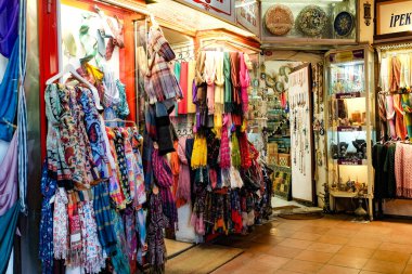 Bursa, Türkiye-Şubat 28, 2016: Bursa büyük pazarında renkli eşarplar