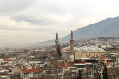 Bursa, Türkiye - 3 Şubat 2018: Büyük Cami (Ulucami), Uludağ ve Bursa şehir manzarası