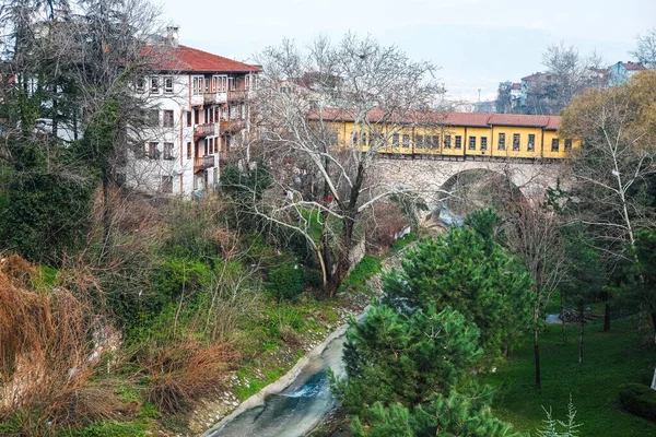 Bursa, Türkiye - 27 Şubat 2016: Setbasi Köprüsü 'nden Irgandi Köprüsü manzarası, aşağıda bir dere ve solda beyaz bir daire var