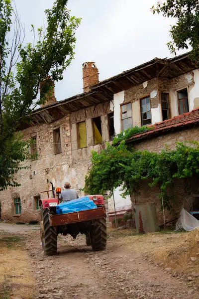 Tavas 데니스리 2016 도로의 오래된 저택을 향해가는 트랙터 — 스톡 사진