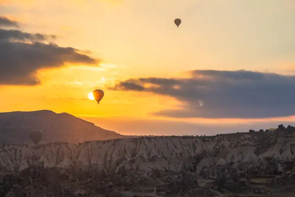 Kuumailmapallo Auringonnousun Aikaan Cappadocia Kuuluisa Matkailutoiminta — kuvapankkivalokuva