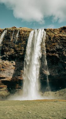 İzlanda 'da uzun ve görkemli bir şelale.