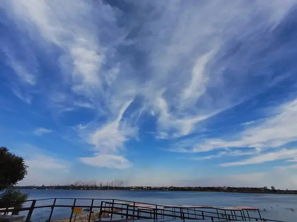 Göl üzerinde güzel gökyüzü