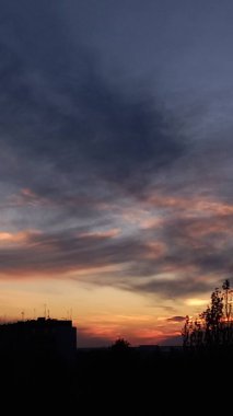 Şehrin üzerinde güzel bir gün batımı