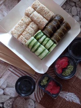 Somon ve sebzeli suşi.