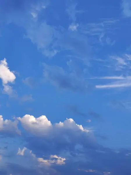 Beyaz bulutlu mavi gökyüzü