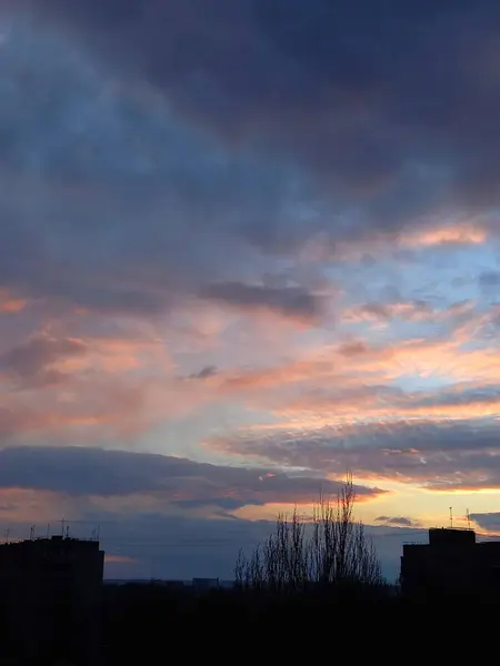 Şehrin üzerinde gün batımı